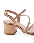 Vista trasera de tacón bajo de 6cm en zapatilla para mujer con pulsera ajustable en color oro rosado