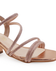 Vista a detalle de zapatilla oro rosado para mujer con tiras brillantes y tacón bajo de 6cm