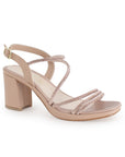 Vista diagonal de zapatilla nude descubierta para mujer con punta cuadrada pedrería y tacón ancho de 8cm
