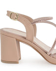 Vista trasera de tacón ancho medio de 8cm en zapatilla descubierta para mujer con pedrería pulsera ajustable en color nude