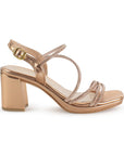 Vista lateral de zapatilla oro rosa de diseño descubierto para mujer con pedreria tacón ancho de 8cm y pulsera ajustable