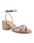 Vista diagonal de zapatilla oro rosa de diseño descubierto para mujer con tiras de pedrería pulsera al tobillo y tacón bajo de 6cm