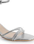 Vista a detalle de diseño descubierto con tiras de pedrería en zapatilla plateada para mujer con tacón bajo de 6cm