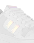 Vista a detalle de agujetas en tenis blanco para mujer con plataforma baja de 5cm y perforaciones al frente