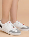 Tenis blancos con negro de punta redonda para mujer con suela baja, ajuste mediante agujetas y adorno colgante