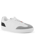 Vista diagonal de tenis blanco con negro para mujer con colgante en agujetas y suela baja de punta redonda