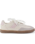 Vista lateral de tenis beige con rosa para mujer de punta redonda con agujetas y adorno colgante, suela baja