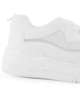 Vista trasera de plataforma baja de 4cm en tenis blanco para mujer con agujetas planas
