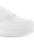 Vista de punta redonda en tenis blanco para mujer con agujetas planas y plataforma baja de 4cm