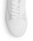 Vista de material sintético en tenis blanco para mujer con agujetas planas, punta redonda y plataforma baja de 4cm