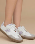 Tenis blancos con morado de punta redonda para mujer con suela baja, ajuste mediante agujetas y adorno colgante