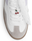 Vista de material sintético en tenis blanco con morado para mujer con punta redonda, suela baja y adorno colgante