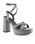 vista diagonal de zapatillas para dama plata con tacón alto 11 cm y tiras cruzadas al frente