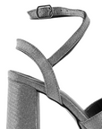 vista del detalle en tiras cruzadas con correa ajustable de las zapatillas plata para dama con tacón alto 11cm y plataforma