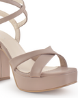 detalle del material cabra sintético en zapatillas maquillaje para dama de plataforma con tiras cruzadas y tacón alto 11cm