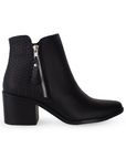 Vista lateral del botín negro con tacón cuadrado 6cm cierre decorativo para dama