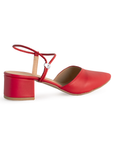 Vista trasera de tacón cuadrado bajo de 5cm en zapatilla roja para mujer con correa ajustable