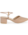 Vista lateral de zapatilla maquillaje para mujer con punta cerrada correa ajustable y tacón bajo de 5cm