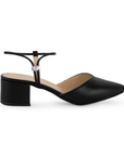 Vista lateral de zapatilla negra para mujer con punta cerrada correa ajustable y tacón bajo de 5cm