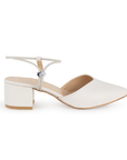 Vista lateral de zapatilla beige para mujer con punta cerrada correa ajustable y tacón bajo de 5cm