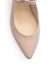 Vista de material cabra sintético en zapatilla para mujer con punta fina y tacón de 7cm
