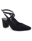 Vista diagonal de zapatilla negra para mujer con punta fina, hebilla ajustable y tacón medio de 7cm