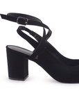 Vista trasera de tacón ancho medio de 7cm en zapatilla para mujer con hebilla ajustable en color negro