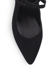 Vista a detalle de zapatilla negra con punta fina y pulsera ajustable para mujer