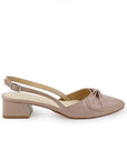 Vista lateral de zapatilla maquillaje para mujer destalonada con moño al frente y tacón bajo de 4cm