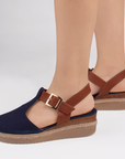 Plataformas azules destalonadas con pulsera café y hebilla ajustable plataforma baja 5 cm para dama