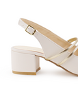 Vista trasera del tacón bajo 5cm en zapatilla beige con pulsera ajustable al tobillo y punta dorada para dama