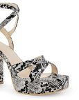 detalle del material sintético en zapatillas beige negro para dama de plataforma con tiras cruzadas y tacón alto 11cm