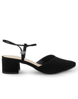 Vista lateral de zapatilla negra para mujer con punta cerrada correa ajustable y tacón bajo de 5cm