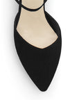Vista de material buck en zapatilla para mujer con correa ajustable y tacón bajo de 5cm en color negro