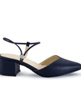 Vista lateral de zapatilla azul marino para mujer con punta cerrada correa ajustable y tacón bajo de 5cm