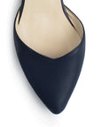 Vista de material cabra sintético en zapatilla para mujer con correa ajustable y tacón bajo de 5cm en color azul marino