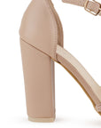 Vista trasera de tacón ancho bloque de 10cm en zapatilla nude para mujer con pedrería pulsera ajustable y punta fina
