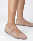 Flats tipo balerinas nude de piso para dama con pliegues y pulsera ajustable en el empeine.
