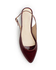Vista superior de zapatilla vino con tacón bajo 4cm punta fina y pulsera ajustable para dama