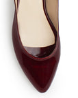 Vista del detalle en punta fina de la zapatilla vino para dama con pulsera ajustable y tacón bajo 4cm para dama