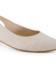 Detalle del material sintético de la zapatilla beige con punta fina, pulsera ajustable para dama y tacón bajo 4cm