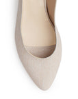Vista del detalle en punta fina de la zapatilla beige para dama con pulsera ajustable y tacón bajo 4cm para dama