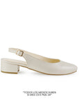 Vista lateral de zapatilla beige con punta fina pulsera ajustable y tacón bajo 4cm para dama