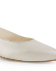 Detalle del material cabra sintético de la zapatilla beige con punta fina, pulsera ajustable para dama y tacón bajo 4cm