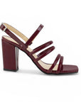 Vista lateral de zapatilla vino para mujer con tiras delgadas con tacón bloque de 9cm