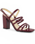 Vista diagonal de zapatilla vino para mujer con tacón bloque de 9cm y punta cuadrada de diseño descubierto