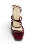 Vista superior de zapatilla vino de diseño descubierto para mujer con pulsera ajustable tiras delgadas y punta cuadrada