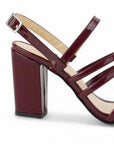 Vista trasera de tacón bloque medio de 9cm en zapatilla vino para mujer con pulsera ajustable y tiras delgadas