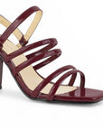 Vista a detalle de tiras delgadas en zapatilla vino para mujer con tacón bloque de 9cm de diseño descubierto