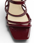 Vista de material charol en zapatilla vino para mujer con tiras delgadas y tacón bloque de 9cm de diseño descubierto